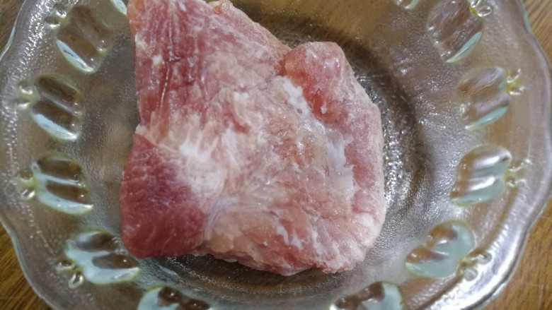 翡翠豆芽炒蒜苗,<a style='color:red;display:inline-block;' href='/shicai/ 34494'>猪瘦肉</a>一块儿,用的是冻肉,这样好切,