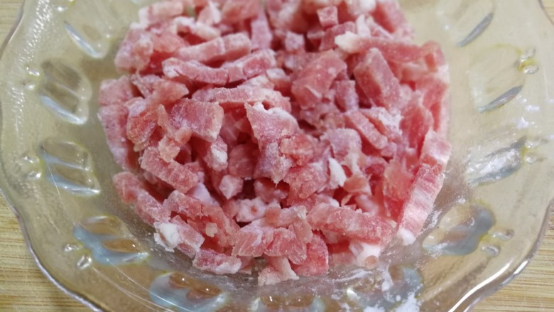 翡翠豆芽炒蒜苗,将淀粉与肉抓匀,这样炒的肉嫩,