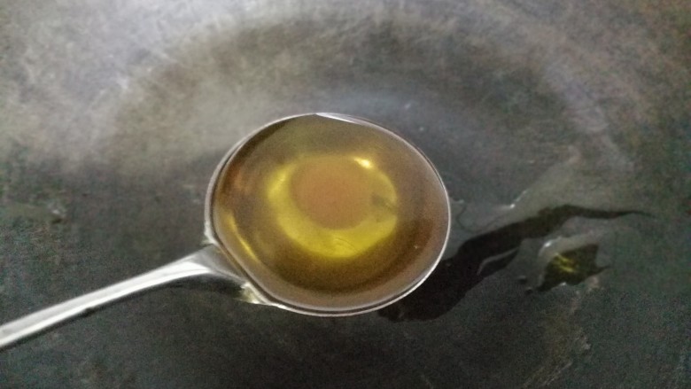 翡翠豆芽炒蒜苗,准备好以上材料后。锅烧热,放入两勺油。
