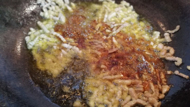 翡翠豆芽炒蒜苗,然后倒入酱油,炒几下,