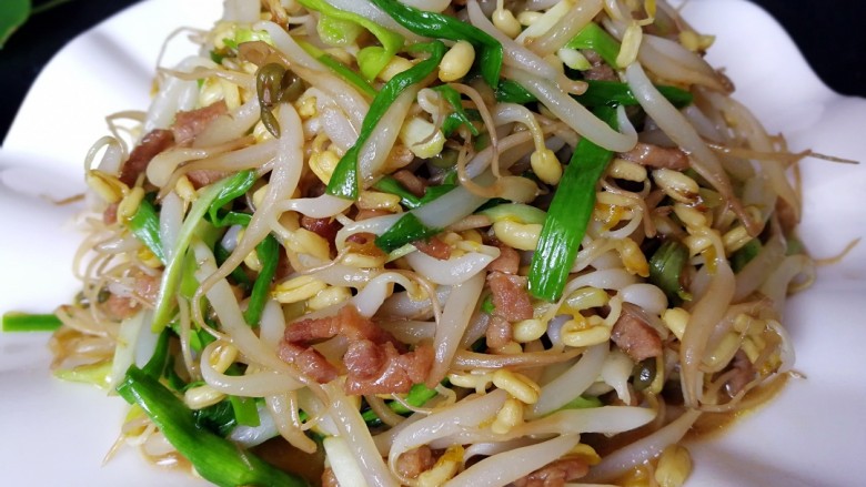 翡翠豆芽炒蒜苗,炒好了,装入盘中。肉嫩爽口,超级下饭。