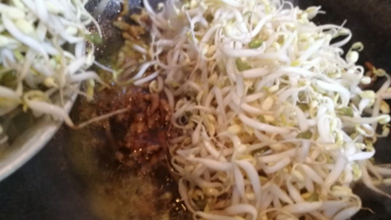 翡翠豆芽炒蒜苗,接着放入豆芽,大火将豆芽炒熟。
