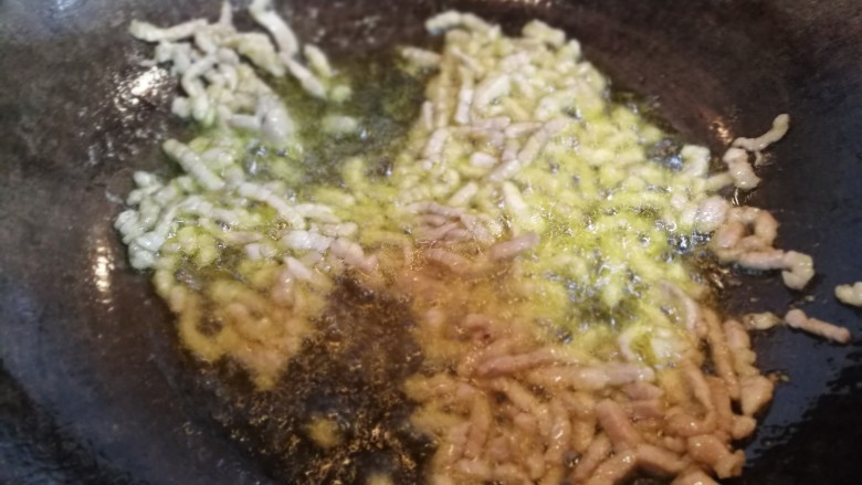 翡翠豆芽炒蒜苗,将猪肉炒至熟,