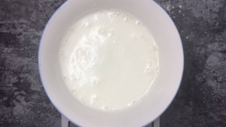 拔丝蛋糕,继续打发 加1/3糖 最后有纹路 第三次加1/3