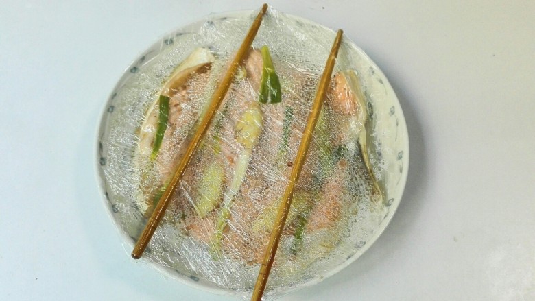 微波炉美食+红粉佳人款款深情而来~分葱三文鱼排,加热完成,取出巴沙鱼排盘子
