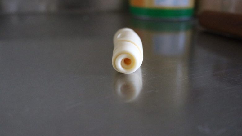糯米馅老婆饼,第一次卷的状态,盖上保鲜膜松弛20分钟