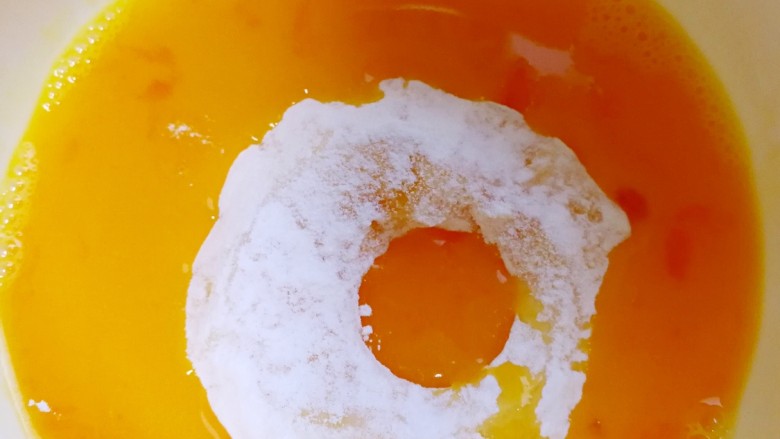苹果甜甜圈,然后把裹好面粉的苹果片放在蛋液里,让苹果片裹满蛋液