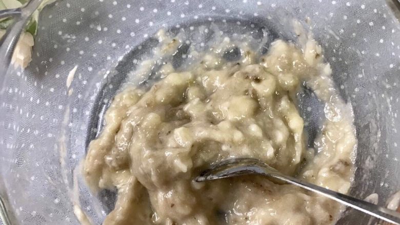 无油版香蕉燕麦松饼~,用勺子捣成泥