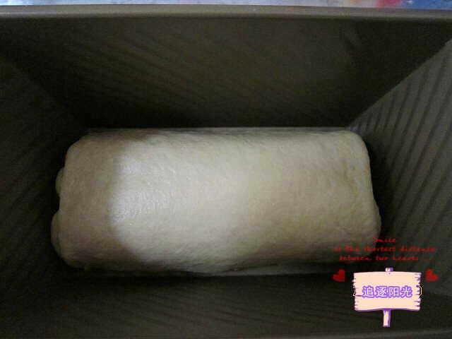 情人节礼物🎁玫瑰花土司, 放模具中入烤箱,进行二次发酵。