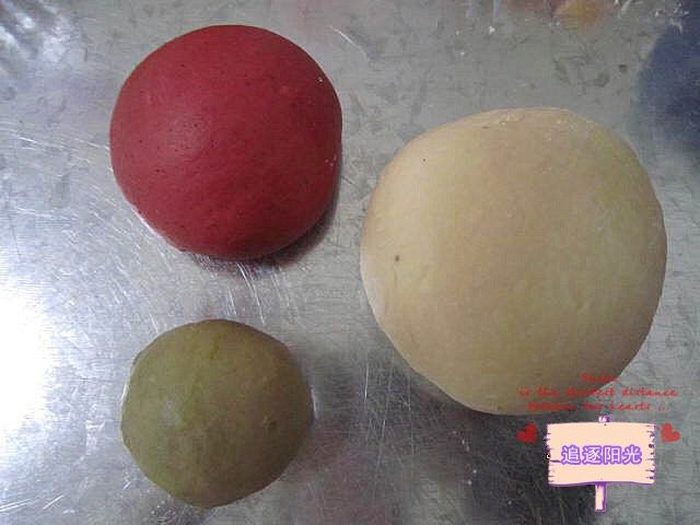 情人节礼物🎁玫瑰花土司,取白面团的三分之一加入红曲粉5克揉匀成红面团。取面团的六分之一加绿茶粉揉匀成绿面团,剩下的即为白面团,三个面团进行第一次发酵
