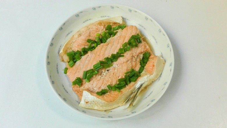 微波炉美食+红粉佳人款款深情而来~分葱三文鱼排,夹去上面的葱白葱片,重新放上葱花