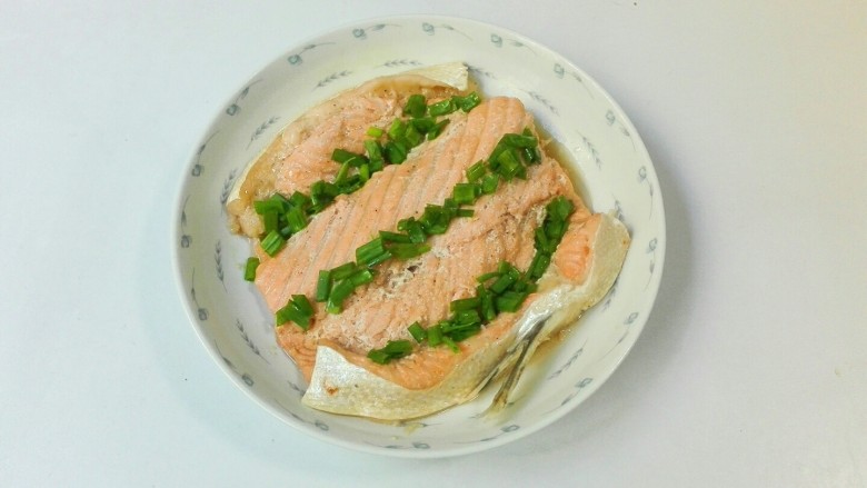 微波炉美食+红粉佳人款款深情而来~分葱三文鱼排,夹去上面的葱白葱片，重新放上葱花