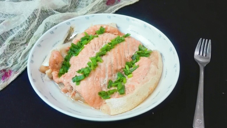微波炉美食+红粉佳人款款深情而来~分葱三文鱼排,营养丰富,口感嫩嫩的三文鱼排太好吃了😋
