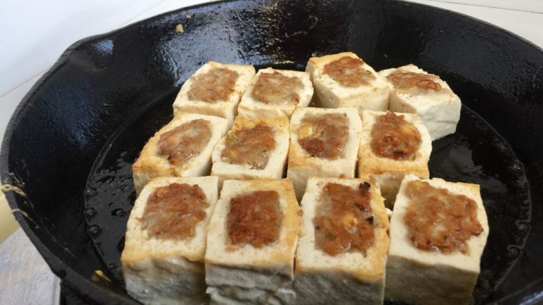 客家美味➕酿豆腐青菜煲,煎至肉馅凝固那面豆腐煎黄,翻面继续煎