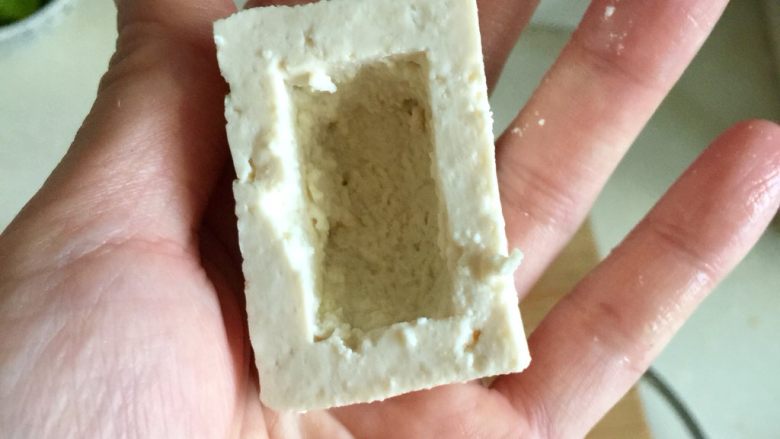客家美味➕酿豆腐青菜煲,用小刀或者勺子🥄,取趁手的工具,在豆腐中挖一个洞,圆形方形都可以,小心不要挖破了