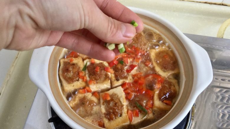客家美味➕酿豆腐青菜煲,收汁到自己喜欢的程度,这个汤汁很是浓郁鲜美。关火,淋少许麻油,撒上小葱末即可