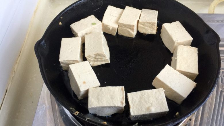 客家美味➕酿豆腐青菜煲,煎锅加热,加少许油,把豆腐盒子有肉馅那面朝下放入小火慢煎