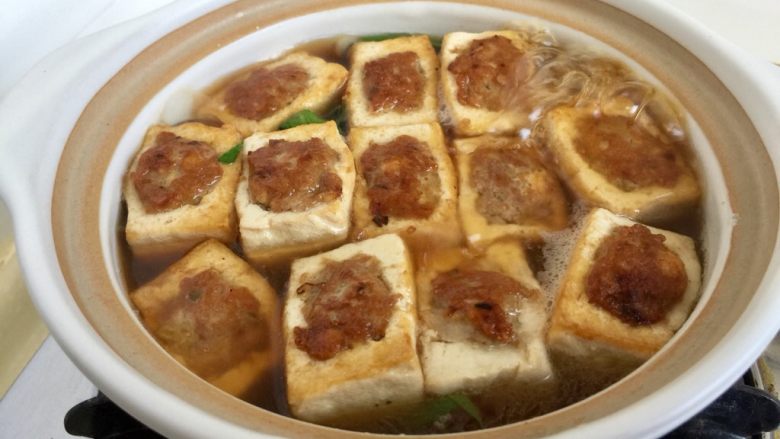 客家美味➕酿豆腐青菜煲,把豆腐盒子放在青菜上,汤汁煮开,加盖小火炖煮十分钟,使汤汁浓郁,豆腐入味,