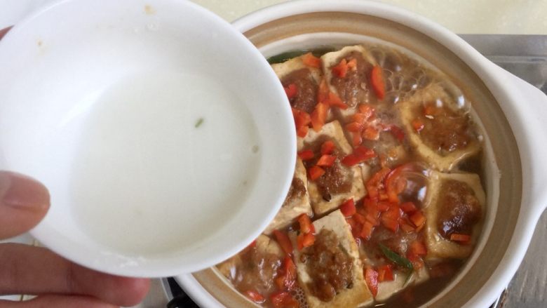 客家美味➕酿豆腐青菜煲,一勺<a style='color:red;display:inline-block;' href='/shicai/ 512'>玉米淀粉</a>调成水淀粉,转中大火,勾芡,