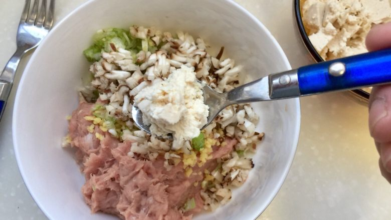 客家美味➕酿豆腐青菜煲,可以再加点挖出来的豆腐