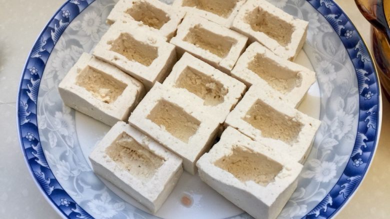 客家美味➕酿豆腐青菜煲,依次操作,挖出12个豆腐盒子