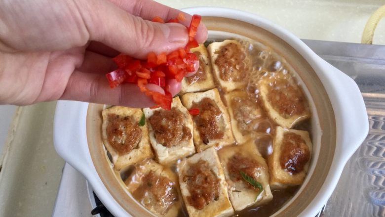 客家美味➕酿豆腐青菜煲,撒上少许红椒粒,点缀