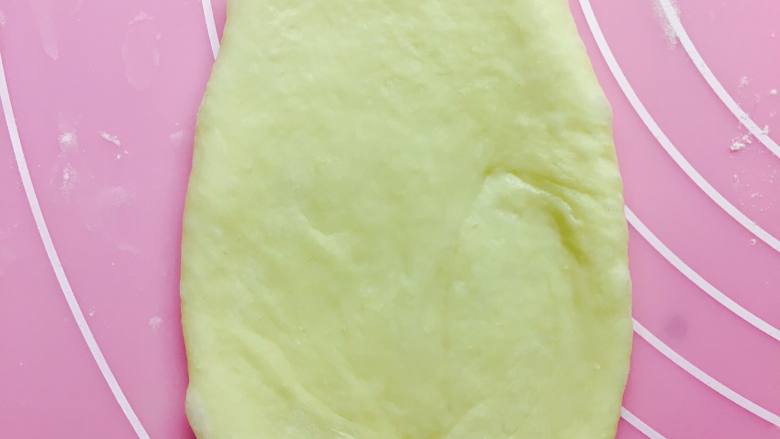 肉松面包(波兰种),取一小面团擀成牛舌型。按掉四周的气泡