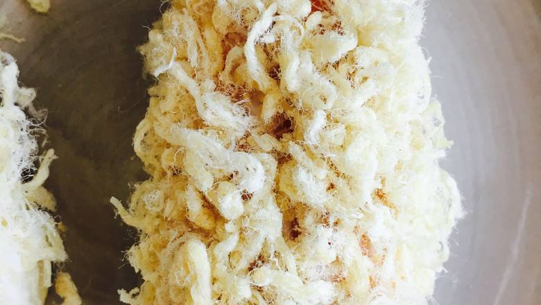 肉松面包(波兰种),沾满肉松把它翻过来就好了。