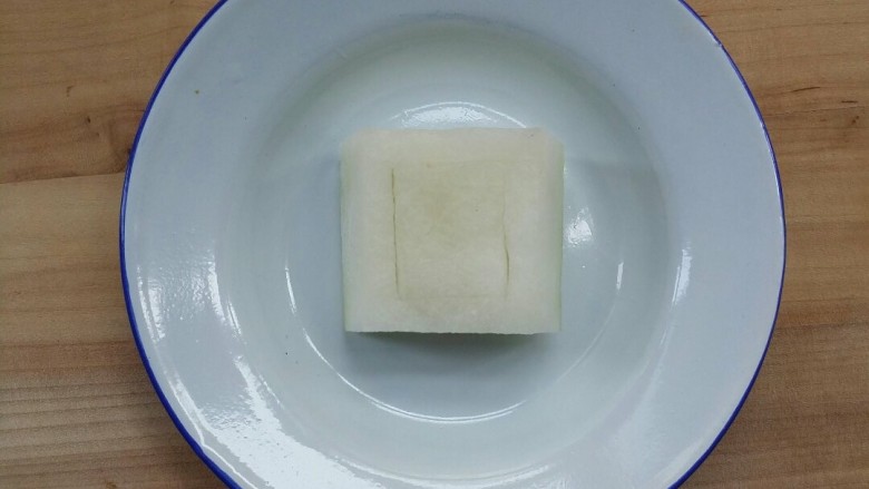 鲜美干贝酿冬瓜,每一块冬瓜用水果刀如图切4刀,不需要一刀切到底,感觉快到底部即可。