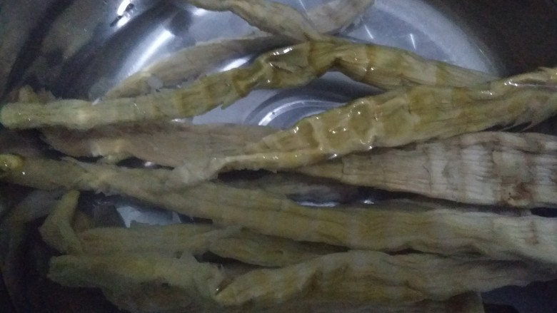 家常菜~笋干炒腊肠,拆开,一根一根洗干净,提前一晚上用温水泡上。