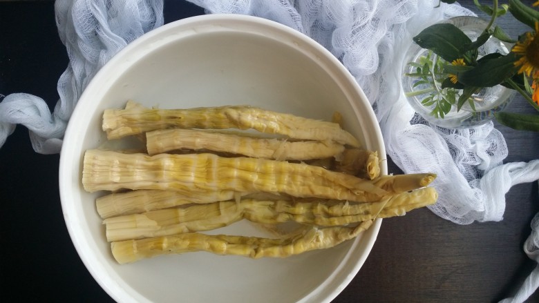 家常菜~笋干炒腊肠,泡一晚上,早上起来再换换水。