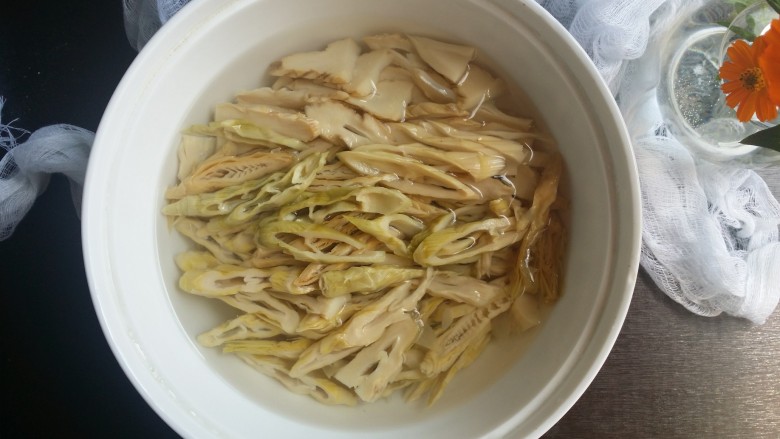家常菜~笋干炒腊肠,再次洗干净,切斜刀片。