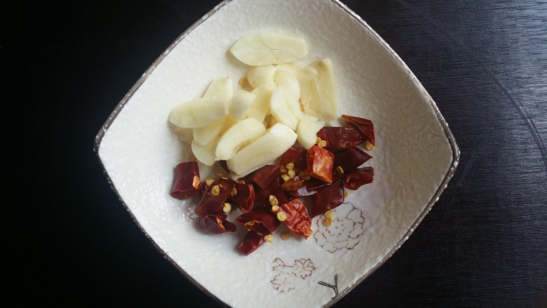 家常菜~笋干炒腊肠,<a style='color:red;display:inline-block;' href='/shicai/ 86474'>干辣椒</a>切段,蒜切片。