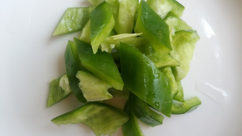 家常菜~笋干炒腊肠,青椒切小块。
~也可以用红椒。