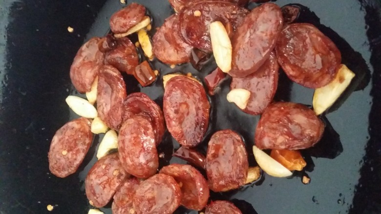 家常菜~笋干炒腊肠,起油锅,放红椒煸炒出味,捞出不要。(哈哈小家伙的惯用吃法),中火放干辣椒,蒜皮翻炒一下出味,再放腊肠翻炒一下,腊肠会出油哟!(笋干就喜欢油多一些😄)