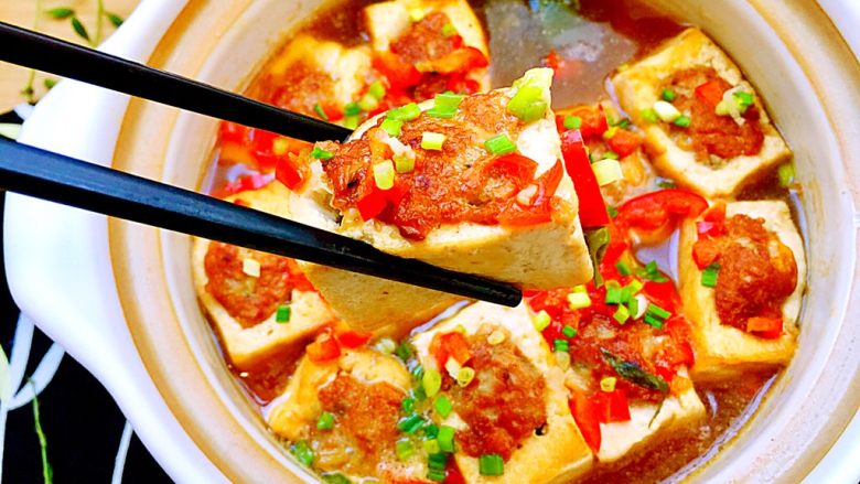 客家美味➕酿豆腐青菜煲,来一块豆腐盒子,豆腐入味肉鲜美,太好吃了