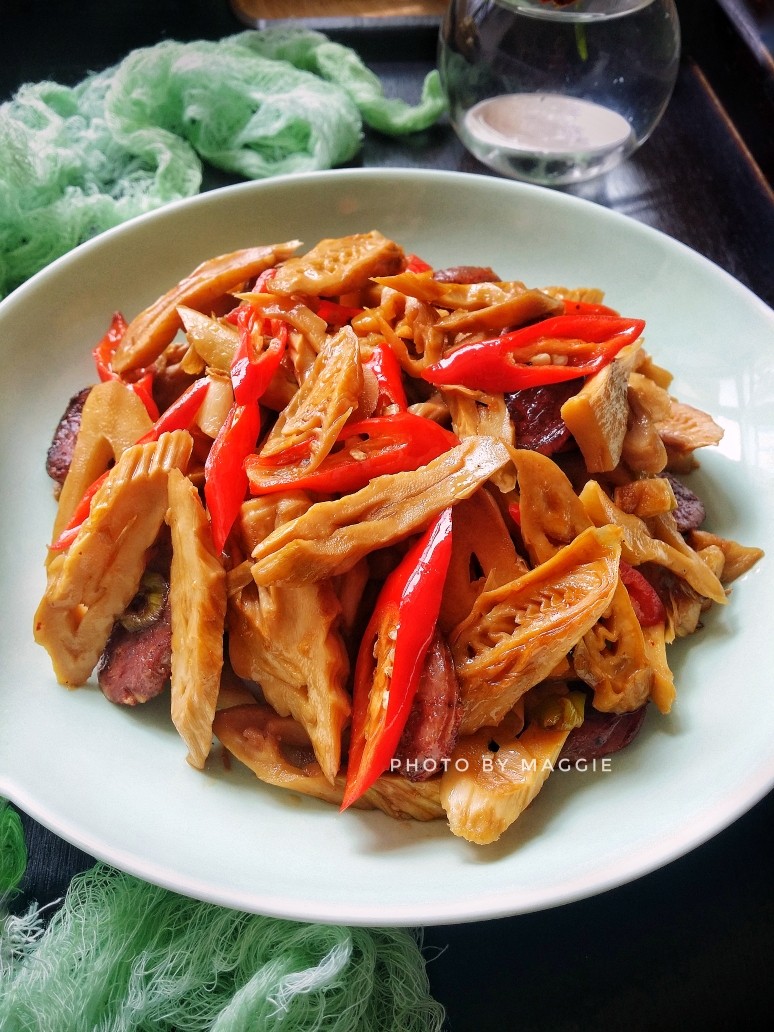 家常菜~笋干炒腊肠,也可以用红椒炒笋干腊肠,一样美味!