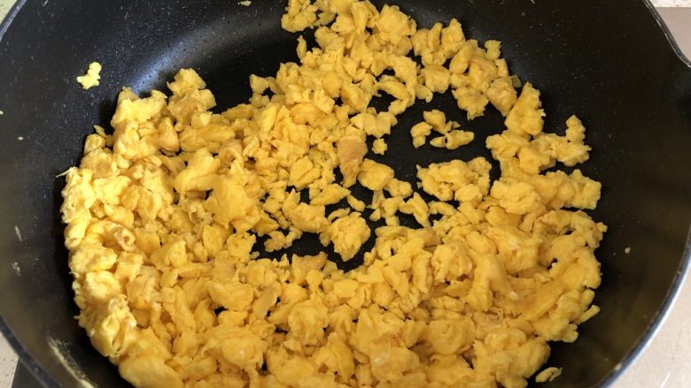 手工韭菜鸡蛋饺子,鸡蛋加适量盐打散,锅内倒入油,油热后倒入打散的鸡蛋超熟,最后用锅铲稍微弄碎