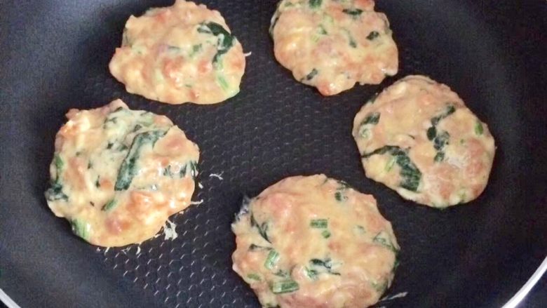 补铁菠菜肉末饼,戴个手套,把面糊捏成圆饼状,放入锅里,小火慢煎