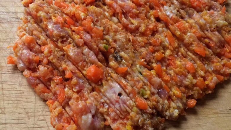补铁菠菜肉末饼,<a style='color:red;display:inline-block;' href='/shicai/ 414'>猪肉</a>与胡萝卜一起剁成肉泥,也可以用料理机搅拌