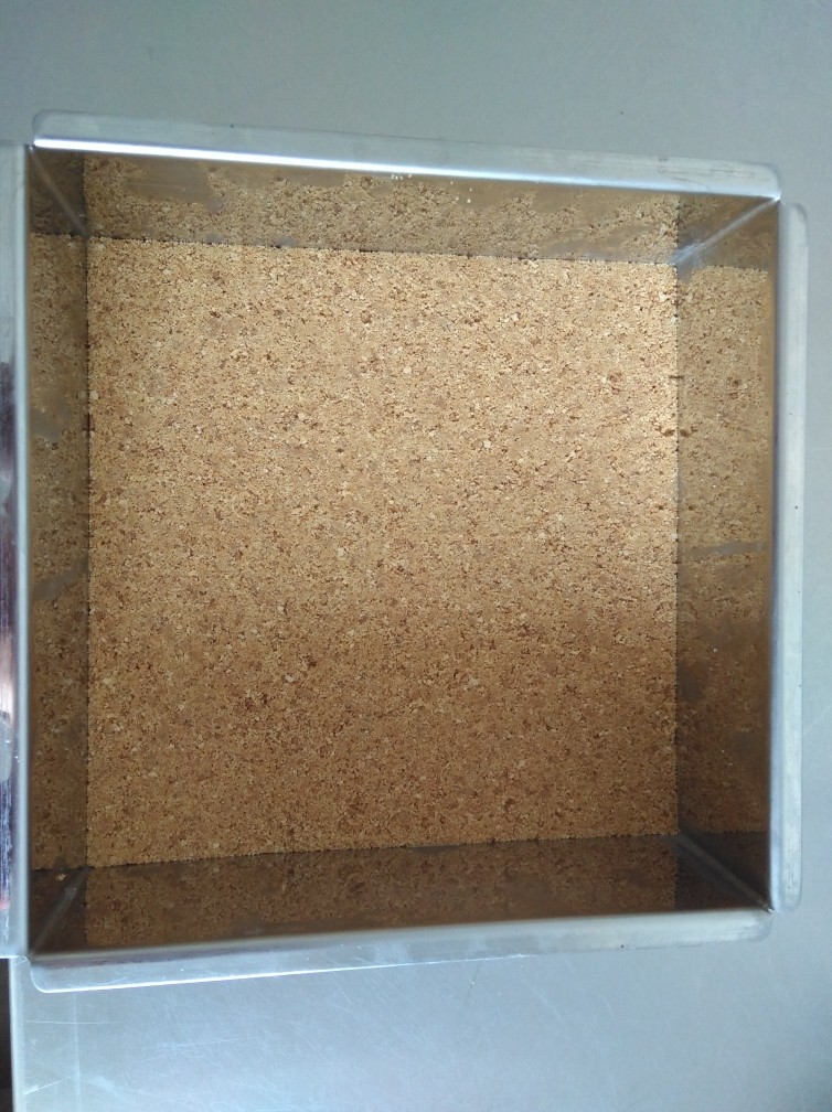 坚果乳酪芝士条,将黄油和消化饼干混合搅匀,倒入模具,用勺子压实,压平整。放入冷藏。
此时烤箱底层烤盘内倒入开水,然后185度预热烤箱。