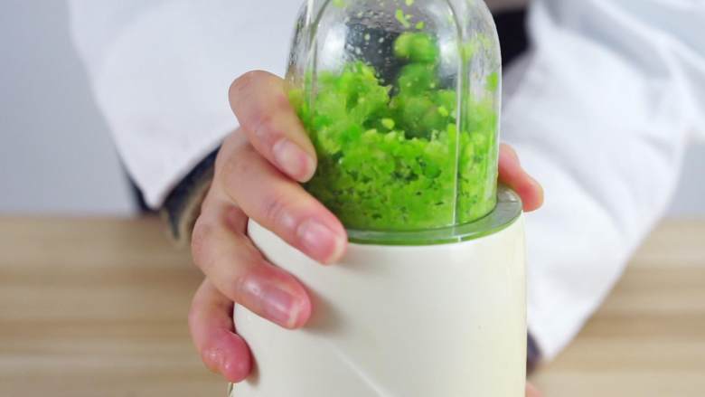 鲜嫩欲滴的黄金带子,和青翠绿意的青豆酱—春天并不遥远,绞打成颗粒状