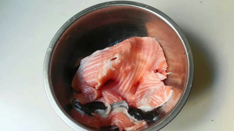 微波炉美食+红粉佳人款款深情而来~分葱三文鱼排,刮去边上的鱼鳞,清洗干净