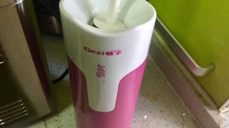 快手早餐—火腿鸡蛋米饭肠,预热好后,倒入一勺油,刷匀。