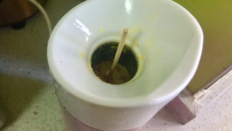 快手早餐—火腿鸡蛋米饭肠,把米饭舀入蛋肠机,压实,插入一根竹签。自动开始加热。