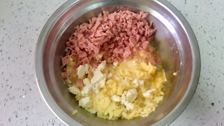 快手早餐—火腿鸡蛋米饭肠,火腿和芝士切碎,拌进米饭里。