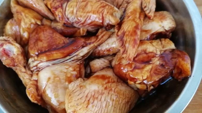 耗油焖鸡翅,把上图的所以的都适量加入到鸡翅里,在加盐把鸡翅喂上10-20分钟。