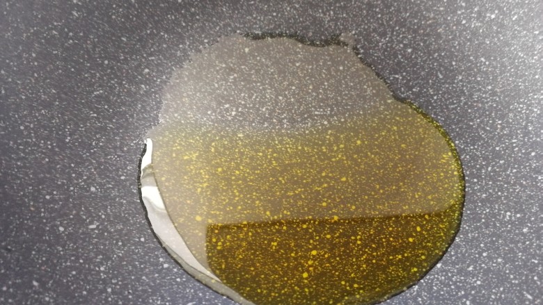 耗油焖鸡翅,起油锅,油是炒菜的两倍。
