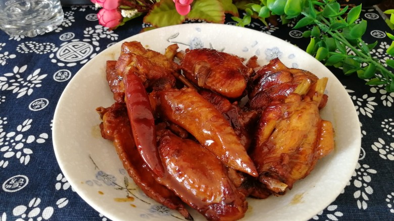 耗油焖鸡翅,盛一盘,香香哒。
