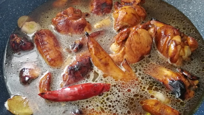 耗油焖鸡翅,加没过鸡翅的水,大火开锅后关中火炖40分钟左右。